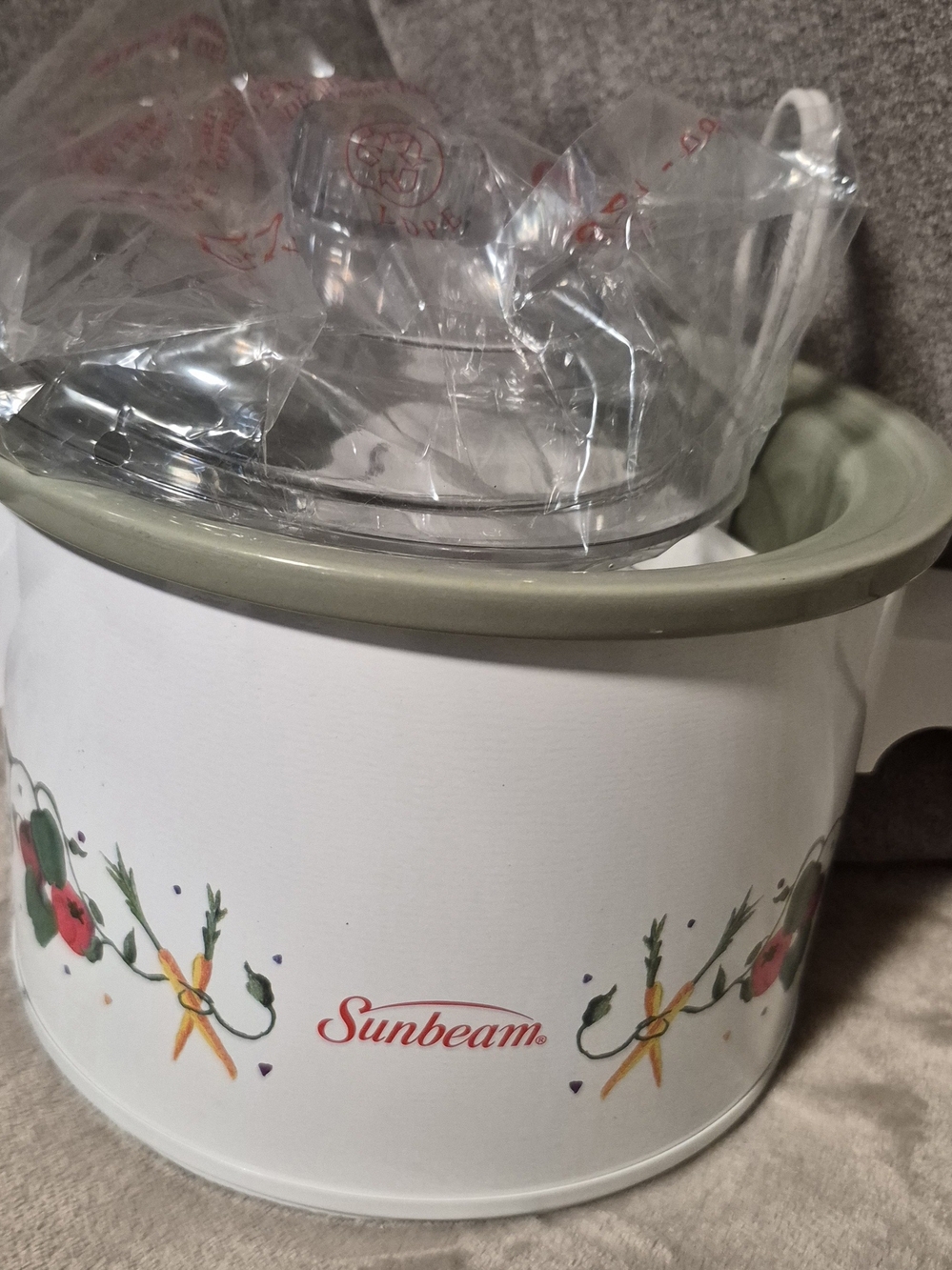 Sunbeam White Slow Cooker with Floral Accent and Green Rim